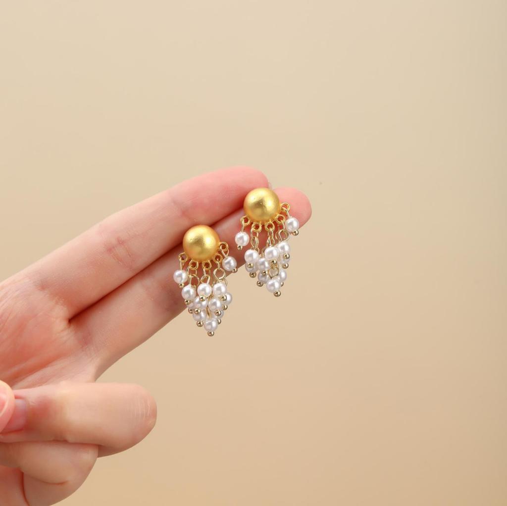 French Retro Flower Fringed Pearl Earrings Women'S Light Luxury High-End Stud Earrings Personalized Fashion Earrings