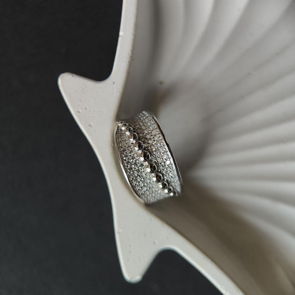 Серебряное кольцо с фианитами, вес изделия 4,67 гр (2186045)