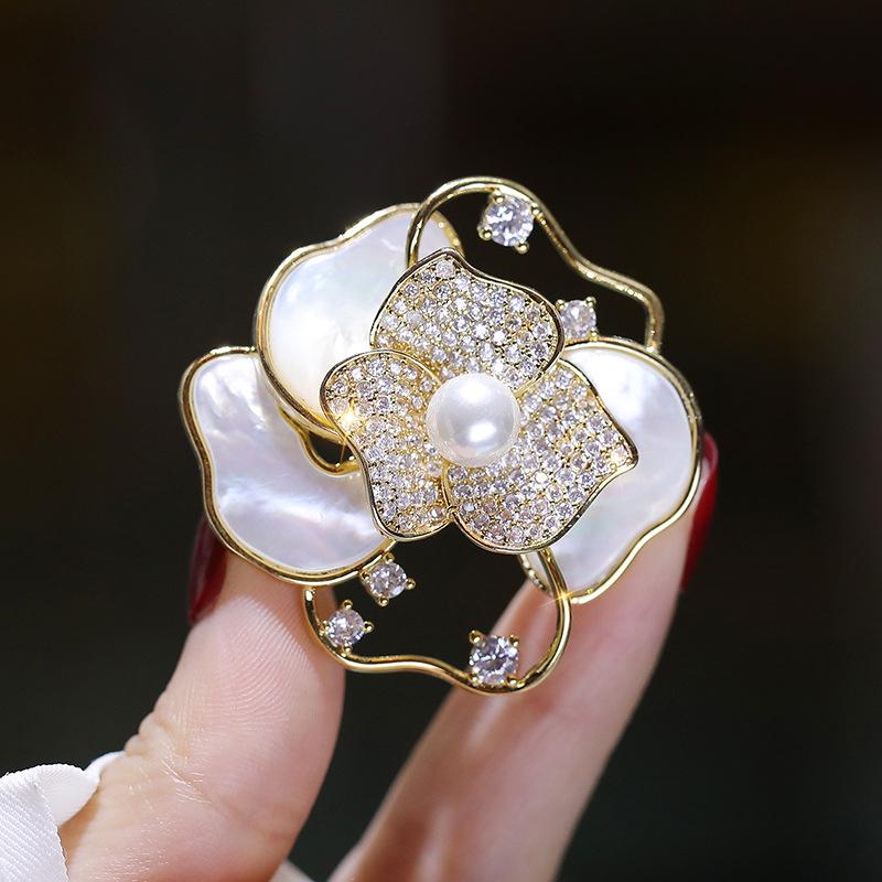

Lingxin Natural Shell Camellia Brooch: Retro Elegant Ancient Style Gift Corsage Pin