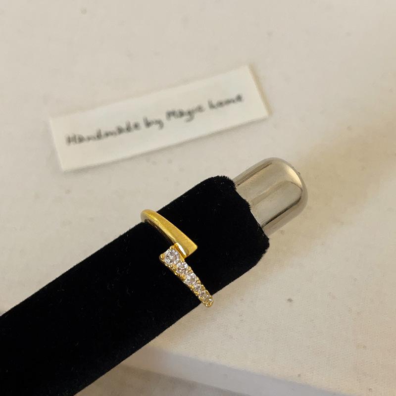 

Кольцо из матового металла с цирконием — элегантный и универсальный модный женский аксессуар