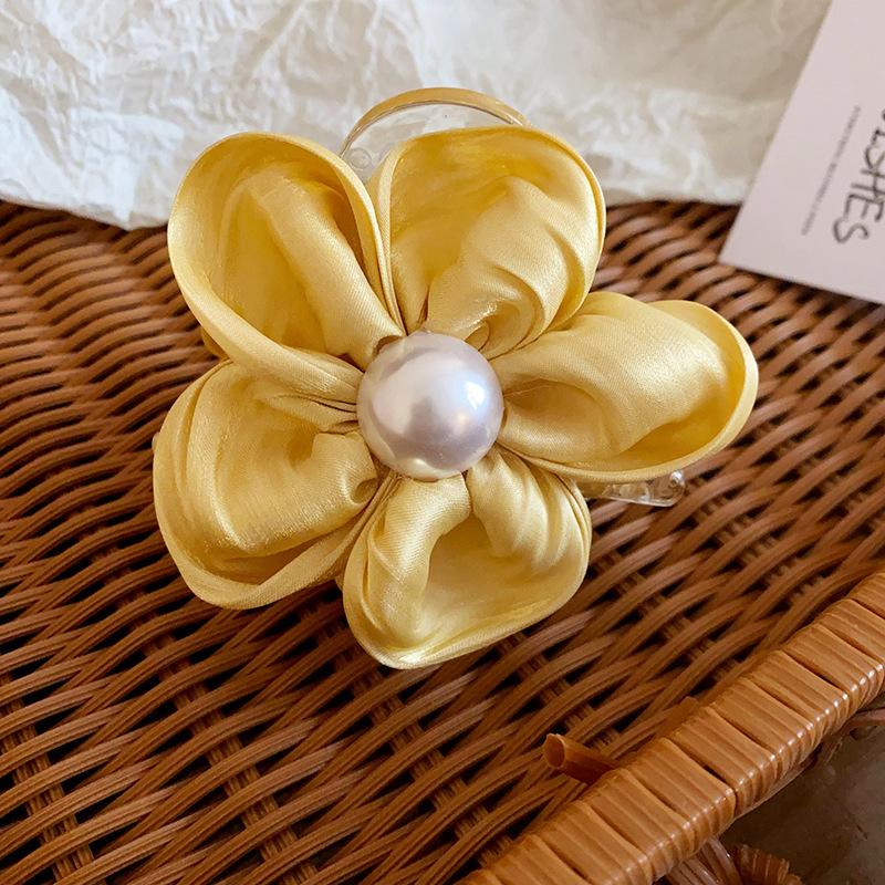 

1pc French pearl fabric flower hair clip, super fairy fashion and versatile grab clip, retro niche high-end hair accessories