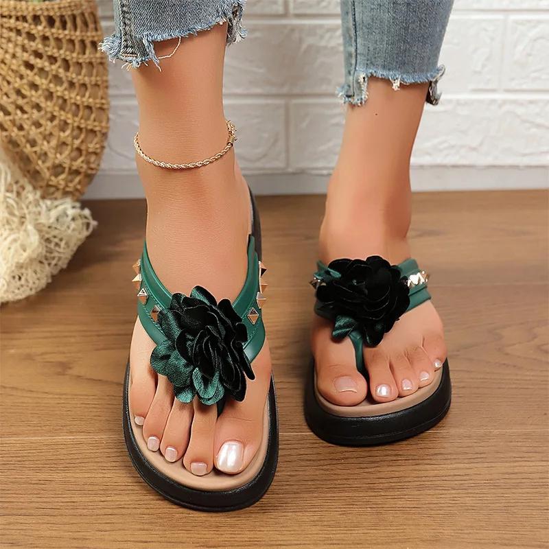 Fashion Flower Decor Flat Heels Sandals for Women Rivet Thick Sole Chunky Platform Slippers 2025 Summer Comfort Non Slip Flip Flops