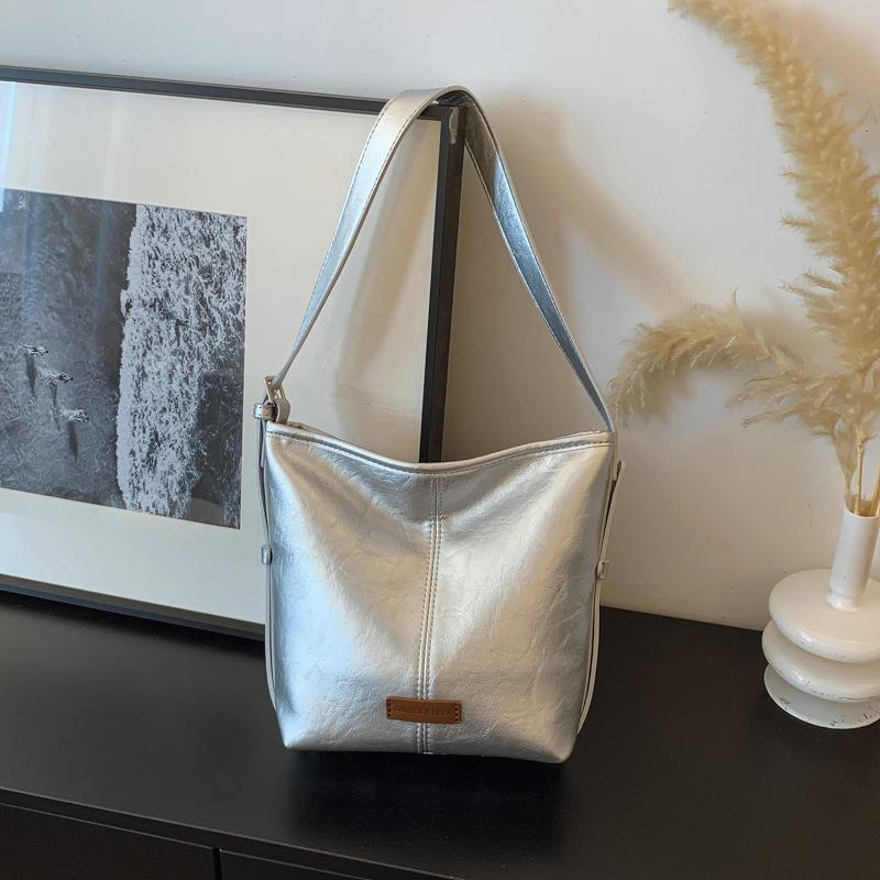 

Commuter premium sense bag women s trendy new spring and summer retro versatile messenger bag shoulder bucket bag серебряный