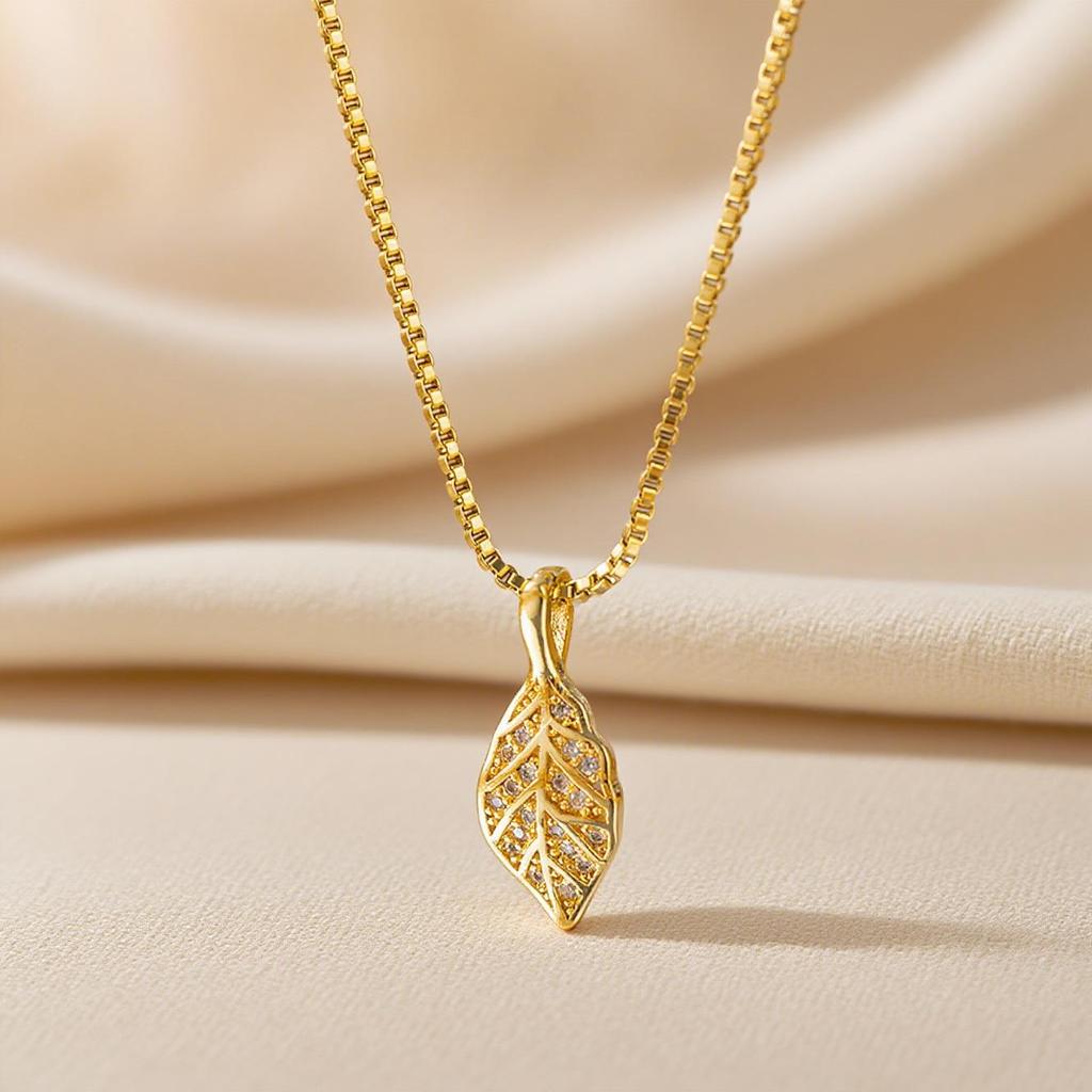 Elegant Light Luxury Zircon Necklace for Women - Gold-Plated, Simple Clavicle Chain