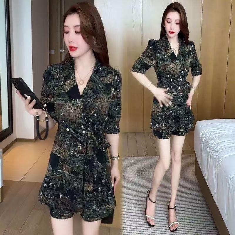 

2026 Summer Stylish Print Waist-Cinched Mid-Sleeve Slimming Shorts Two-Piece Set 4XL (Recommended 68-73 kg)