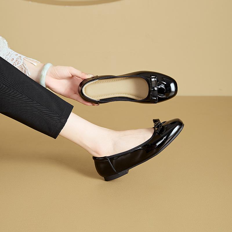 2025 Autumn New Leather Mother Shoes Women's Flat-soled Korean Version Casual Shoes Women's One-pedal Solid Color Light Mouth Doudou Shoes