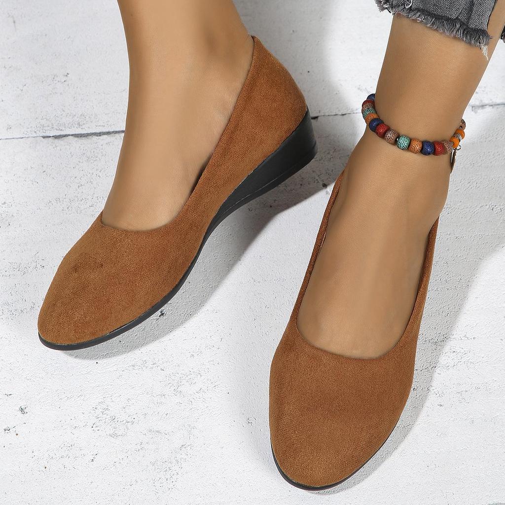Mocassini Sneakers da Donna Taglie Forti con Punta Acuta e Tacco a Zeppa - Primavera 2024