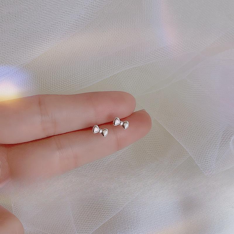 

Серьги-гвоздики в форме банта, темпераментные серьги в корейском стиле, простые и маленькие серьги в китайском стиле на Новый год серебряный