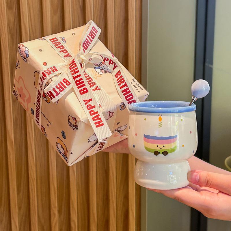 Birthday gift, girl holding a coffee cup, high-value ceramic latte cup, household drinking cup, and mug as a souvenir.