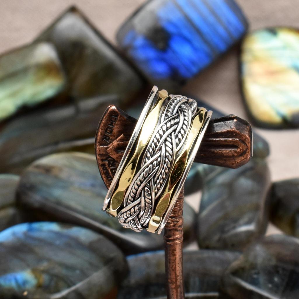 Anel giratório de meditação de clareza com 2 spinners de latão e 1 de prata esterlina torcida com padrão martelado, anel de energia projetado, anel de faixa texturizada