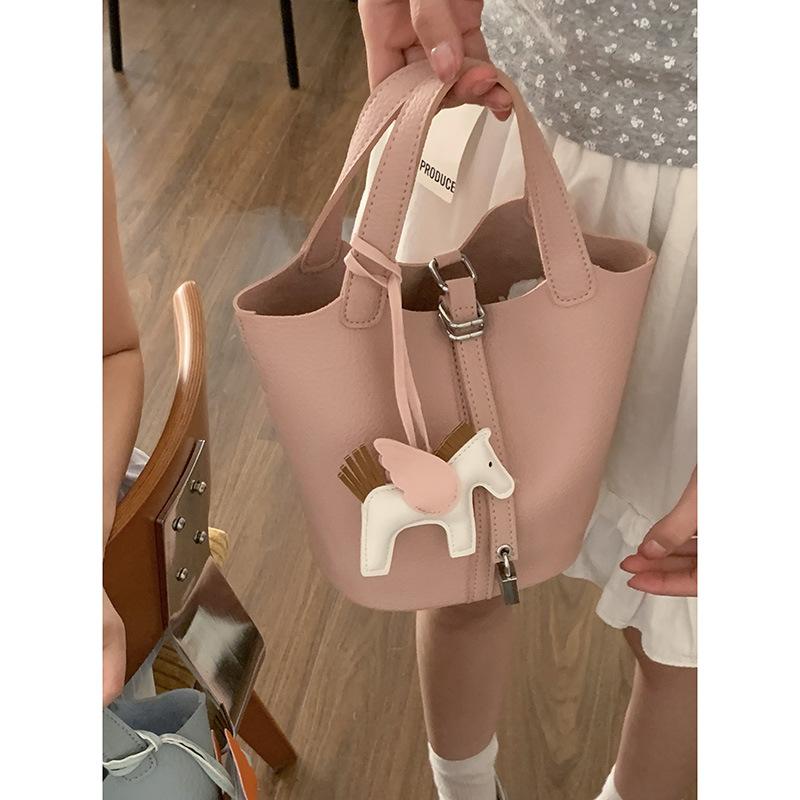 

A Fresh and Simple Hand-held Vegetable Basket Bag, A Fashionable and Niche Bucket Bag, and A Versatile Crossbody Bag