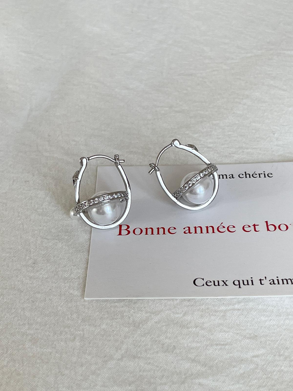 

Нишевые уникальные серьги с планетарным дизайном, женские легкие роскошные высококачественные серьги с жемчугом, модные темпераментные серебряные серьги-иглы A pair of 925 silver needle