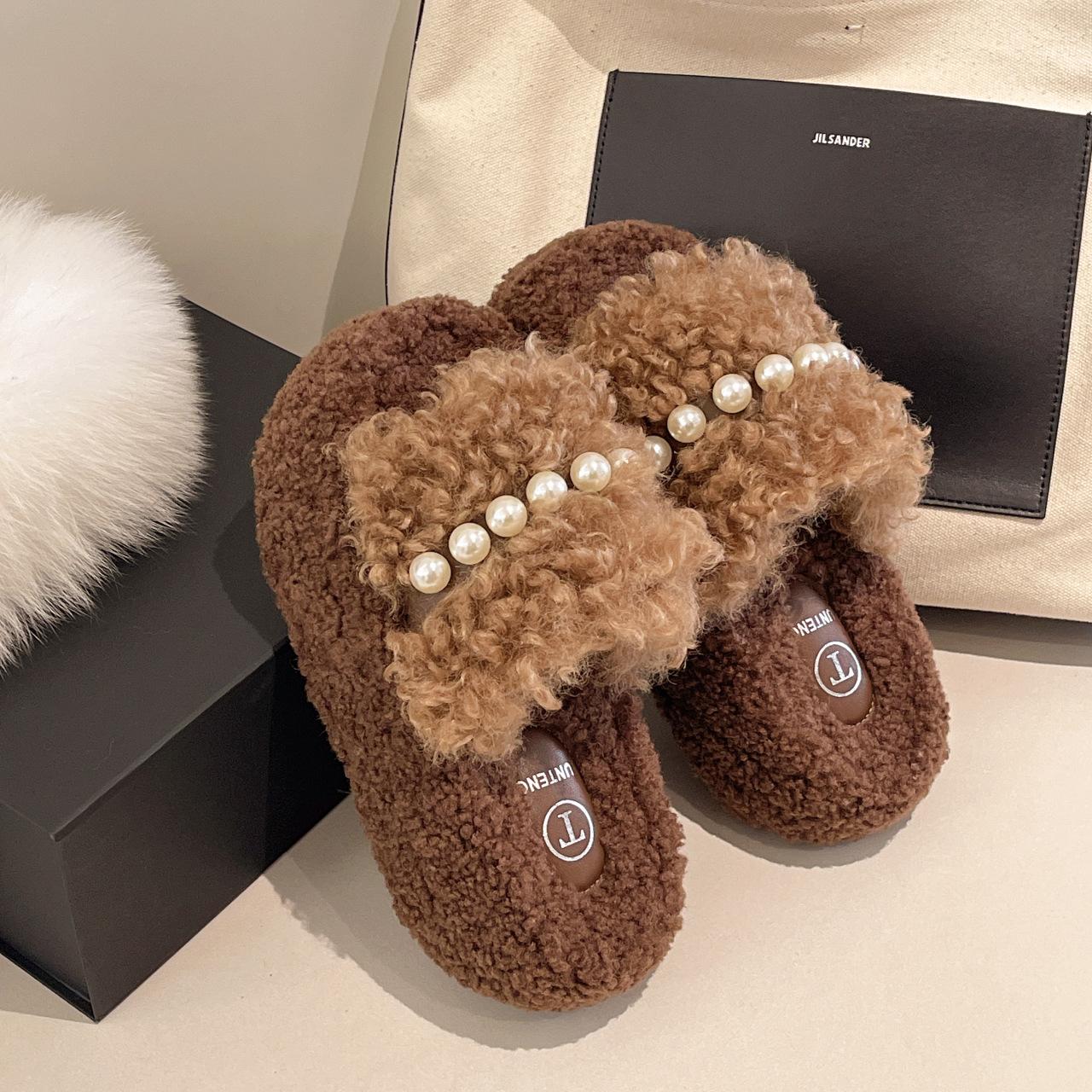 

Огромные красивые тапочки на толстой подошве из пушистого материала для женской уличной одежды 2025 новая осенне-зимняя юбка жемчужный бархат однословные хлопковые мопы 40 хаки