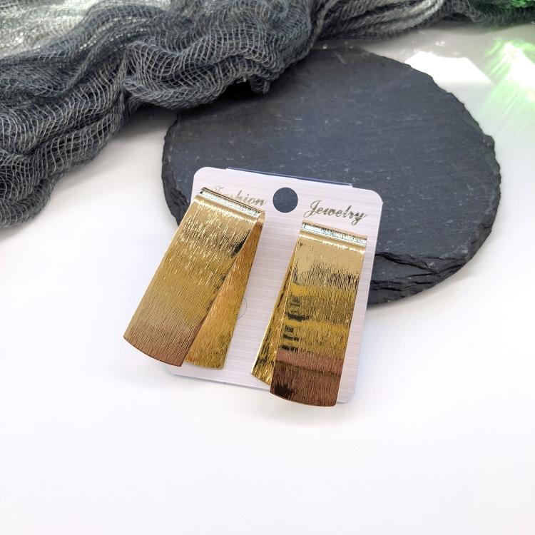 Retro stil personlighet överdrivna metallnitar örhängen enkla geometriska barockstil hoppande örhängen mode öron smycken