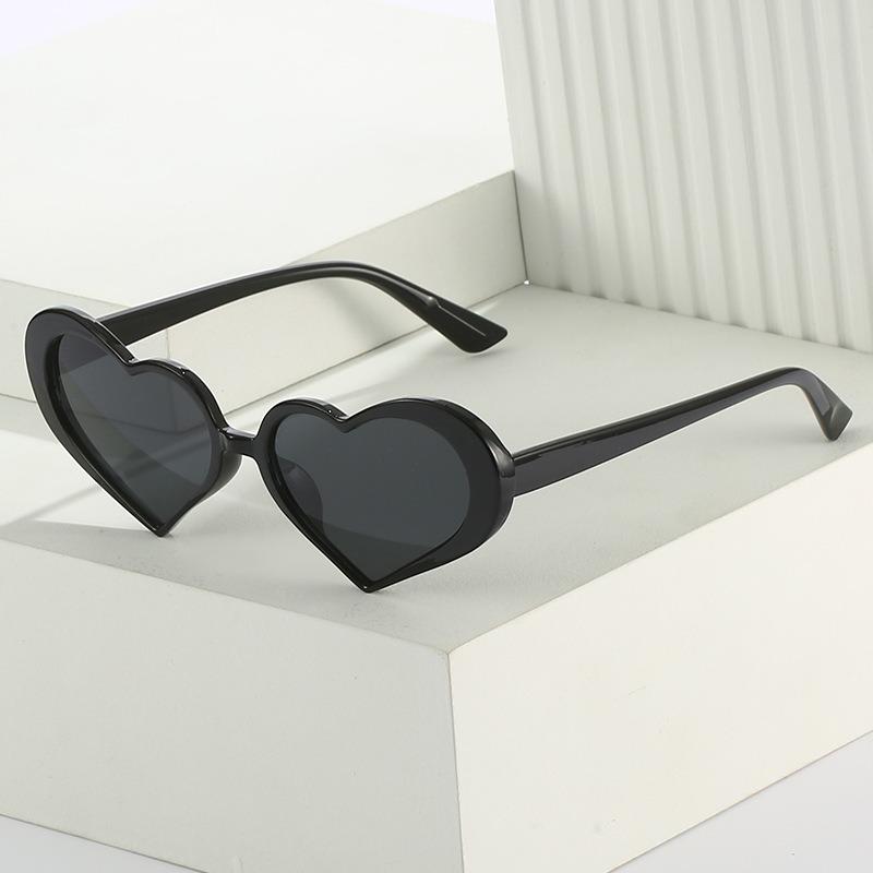 A Pair Of Cute Girl Candy Colored Heart-Shaped Sunglasses Fashionable And Trendy Peach Heart Ocean Piece Sunglasses