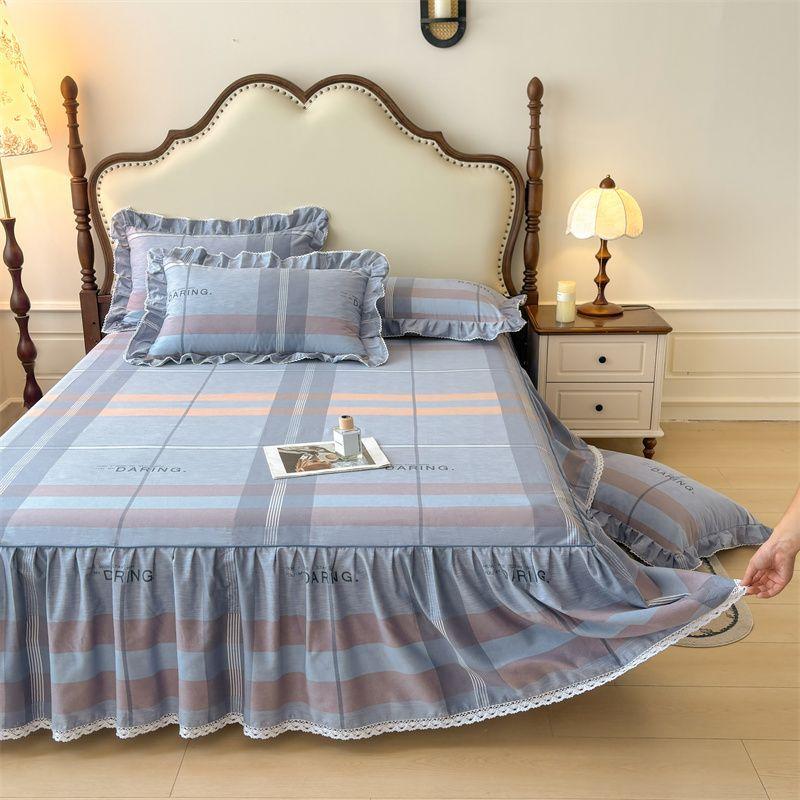 

Bed Skirt Set, Includes 1 Skirt and 2 Pillowcases, Reverse Side Tie Design To Secure The Skirt In Place, Protects The Mattress, Easy To Wash 150*200CM