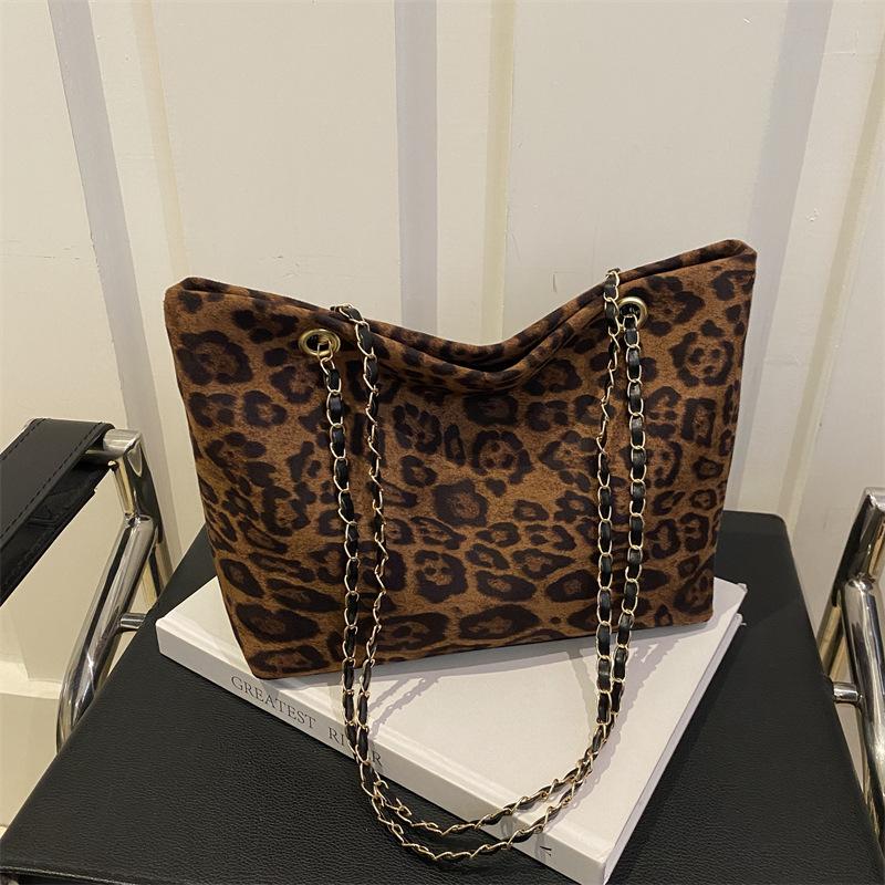 

Autumn and winter super fire niche leopard print bag women s 2025 new casual versatile messenger bag fashion shoulder armpit bag коричневий