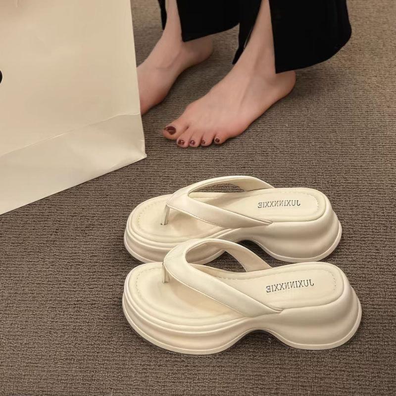 Internet-Berühmtheit schwarze rutschfeste Flip-Flops mit dicker Sohle Damen Sommerbekleidung 2025 neu super angesagt vielseitige Strand coole Hausschuhe