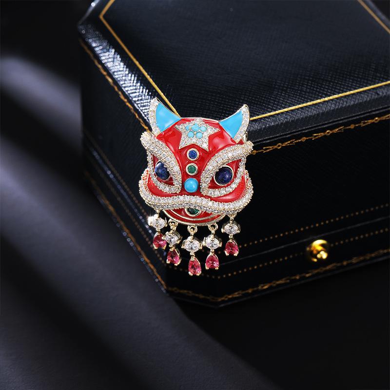 

Elegant Chinese Lion Brooch: High-End Women s Festive Niche Design Accessory for New Year Celebrations