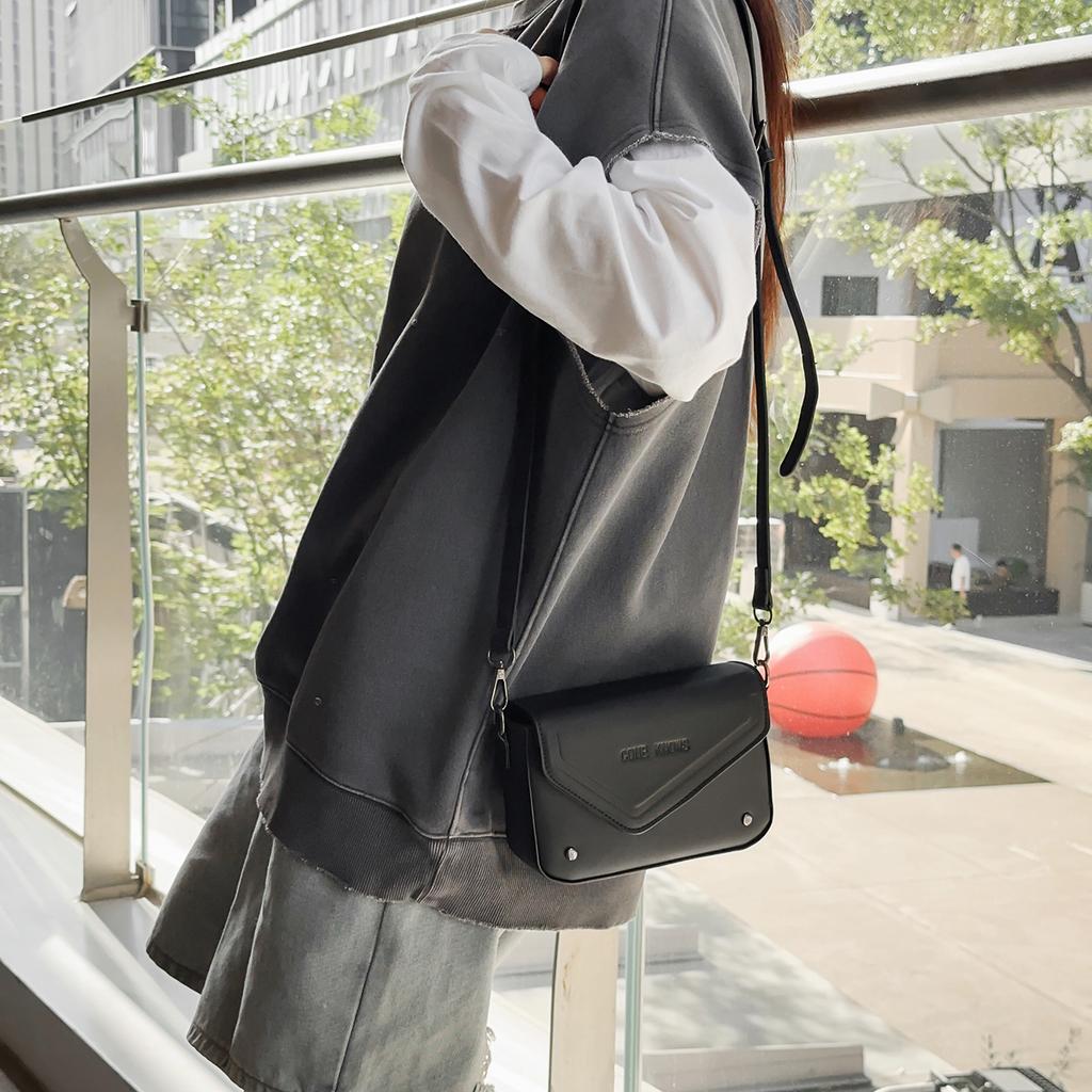 Trendy Brand Light Luxury Small Square Bag Waterproof Bag Cover Messenger Bag Casual Commuting Shoulder Bag Personalized High-end Mobile Phone Bag
