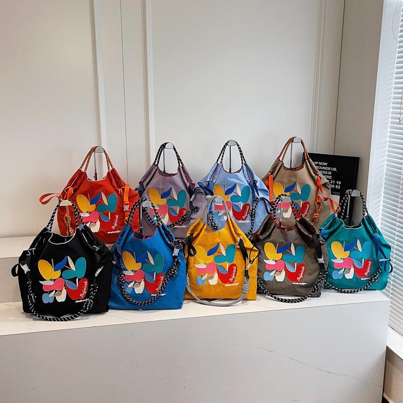 Xia Shangxin embroidered bag 2025 new Japanese cartoon shoulder shopping bag women's large-capacity versatile commuter bag