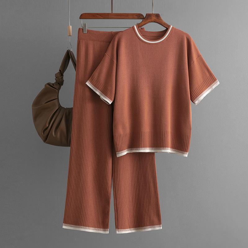 

Летний новый простой и модный топ с круглым вырезом и короткими рукавами, тонкие драпирующиеся брюки в рубчик, вязаный костюм-двойка с контрастной отделкой average size кирпич красный