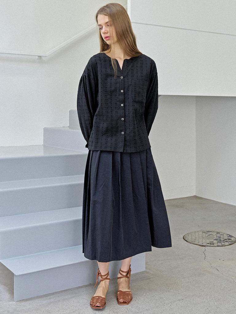 AVANT-G Flower Embroidery Blouse - Black
