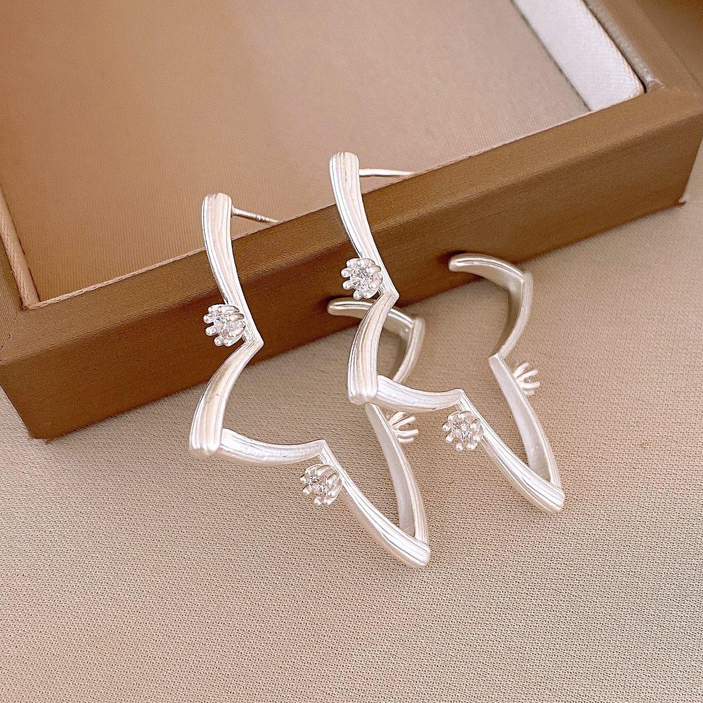 European and American cold wind zircon star hollow earrings light luxury stud earrings simple personalized earrings