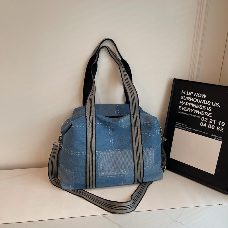 

2025 summer new women s bag fashion casual denim shoulder bag handbag splicing simple design niche satchel светло-синий
