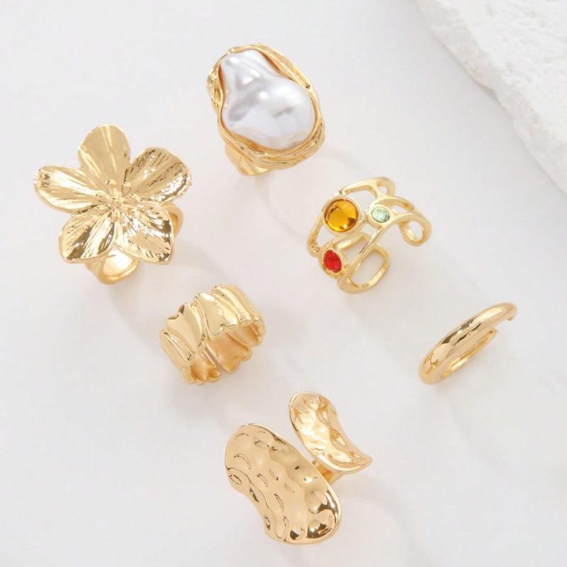 Elegant Baroque Pearl Flower Ring - Retro Light Luxury Metal Design
