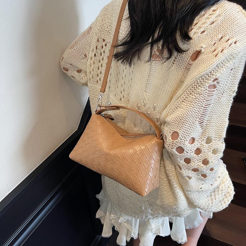 Niche Design Hand-woven Dumpling Bag Portable Pillow Bag Women's New Shoulder Messenger Bag