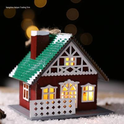 Kreative Weihnachtsbaumdekoration: Holzhaus-Ornamente & Familienanhänger