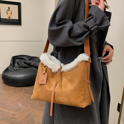 2025 nouveau sac fourre-tout de banlieue haut de gamme en daim mat, sac en laine d'agneau, sac à bandoulière simple, sac messager aisselle