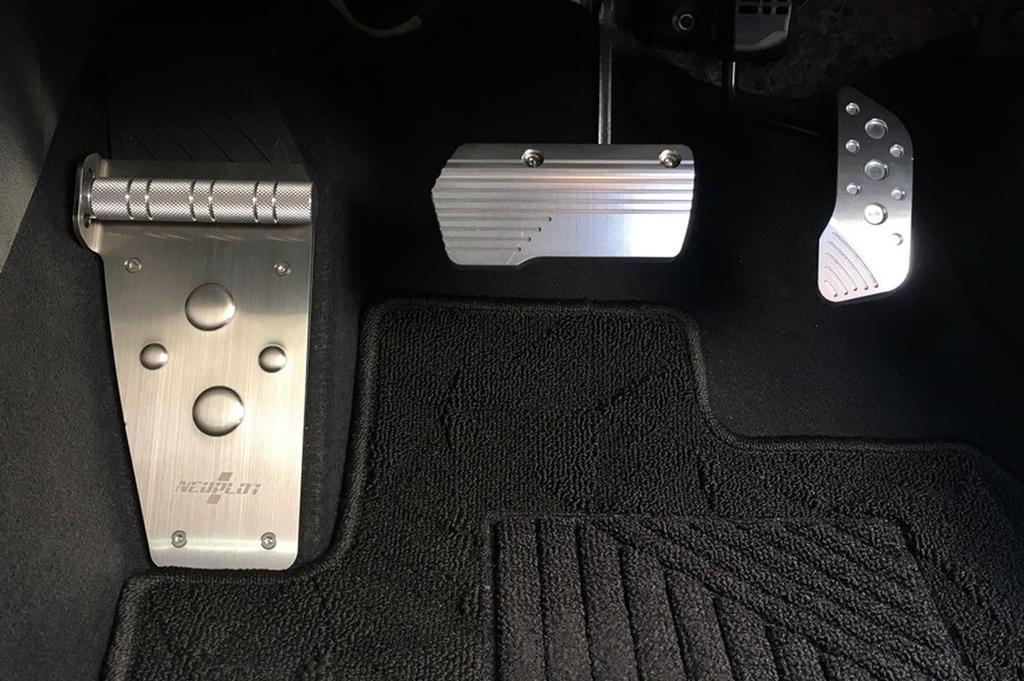 NEOPLOT Cubrepédal Pedal de Freno NEO NP72320 Pedal de Freno que persigue el movimiento durante la operación TOYOTA y otros Plata