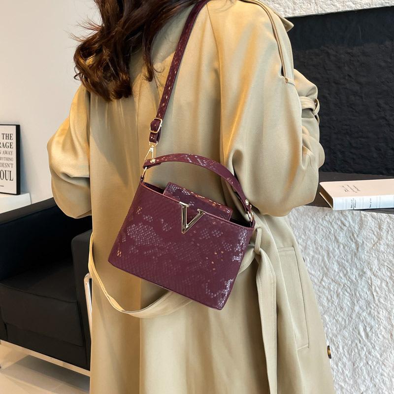 2025 light luxury high-end fashion women's handbag snake pattern versatile shoulder bag simple atmosphere messenger bag