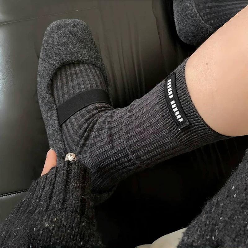 Miu Slimming Cotton Socks: Black Mid-Calf for All Seasons 2025