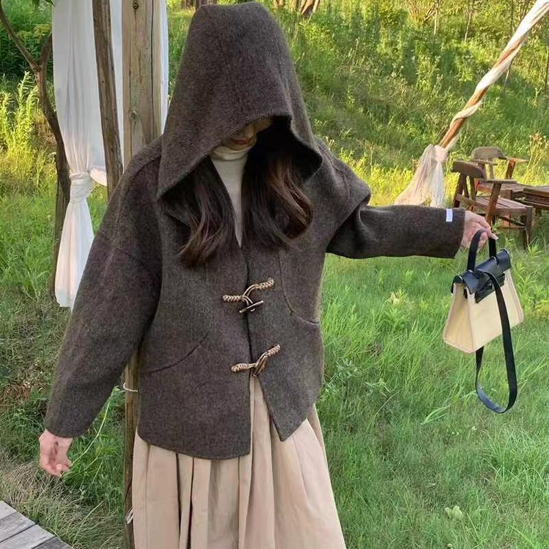 Krótki płaszcz wełniany dwustronny z guzikami rogowymi dla kobiet Jesień i Zima Nowy płaszcz z kapturem Płaszcz wełniany