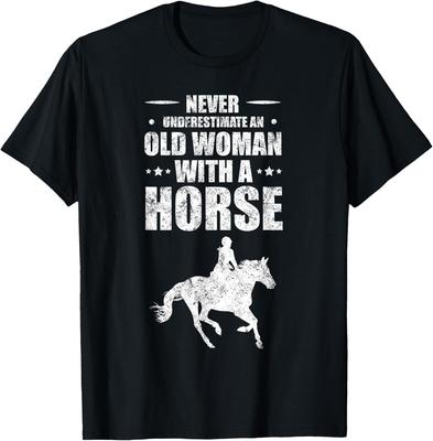 Unterschätze niemals eine alte Frau mit einem Pferd Geschenk Unisex T-Shirt