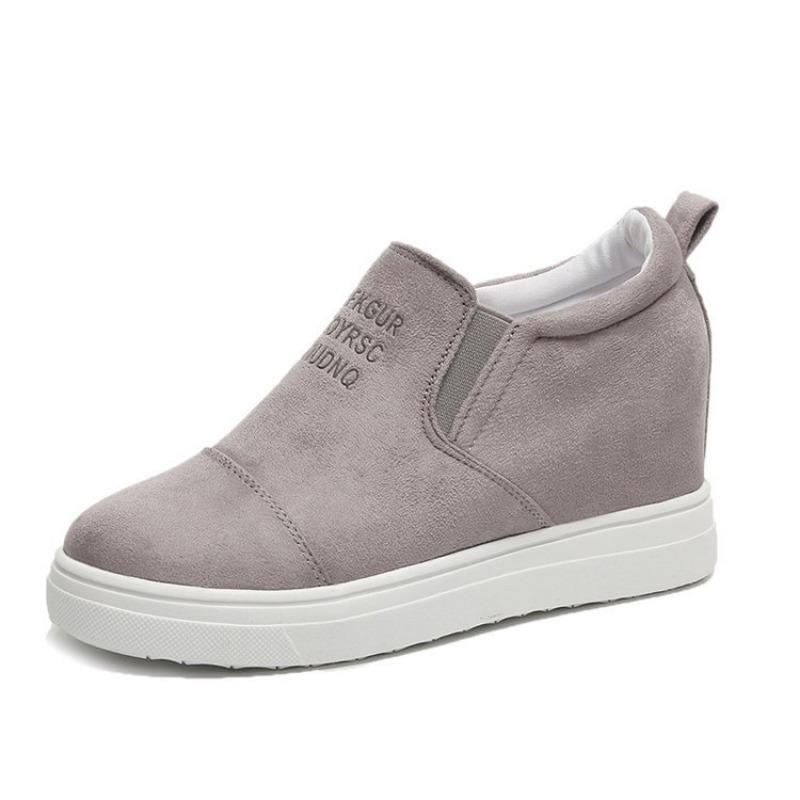 

Повседневная обувь женская на танкетке с увеличением внутренней высоты, с круглым носком и мелким вырезом 43 серый