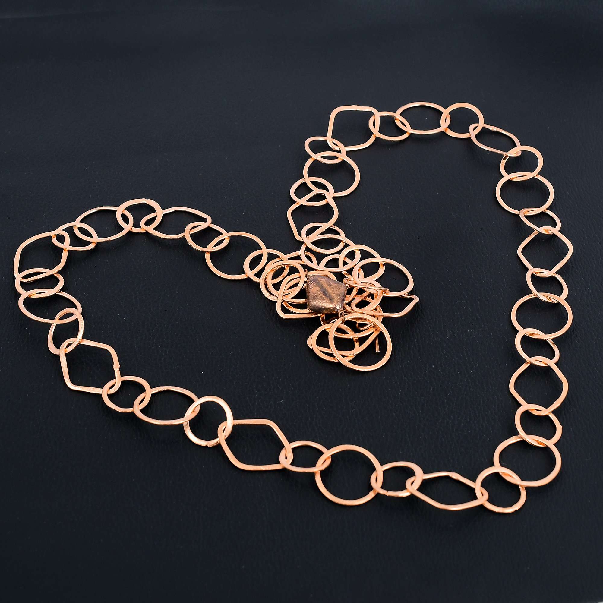 

Длинное ожерелье из кованой чистой меди с маленькими и большими круглыми овальными звеньями, минималистские украшения, медные украшения ручной работы для нее/него