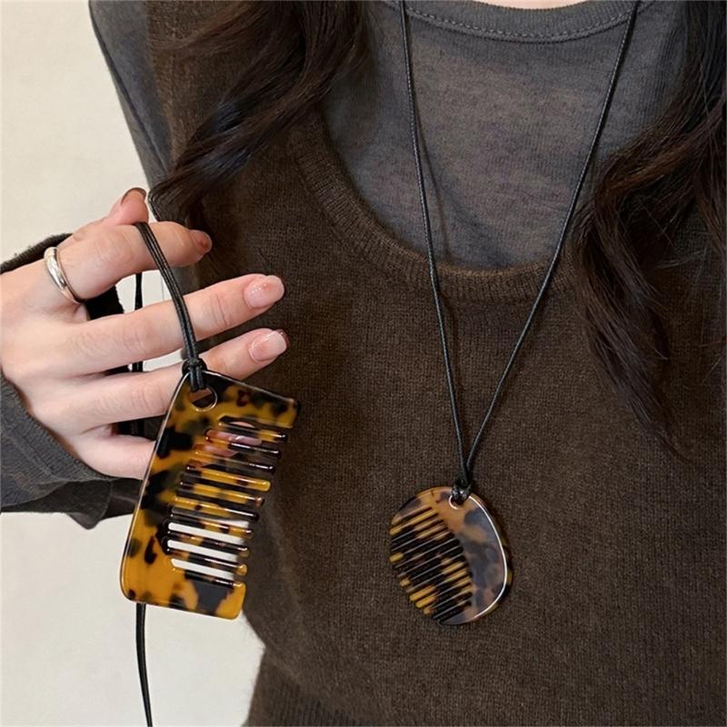Modische Halskette mit Kammanhänger zum Stylen von Fransen. Tragbares, robustes Schmuckaccessoire aus Acryl für Damen und Herren im täglichen Gebrauch.