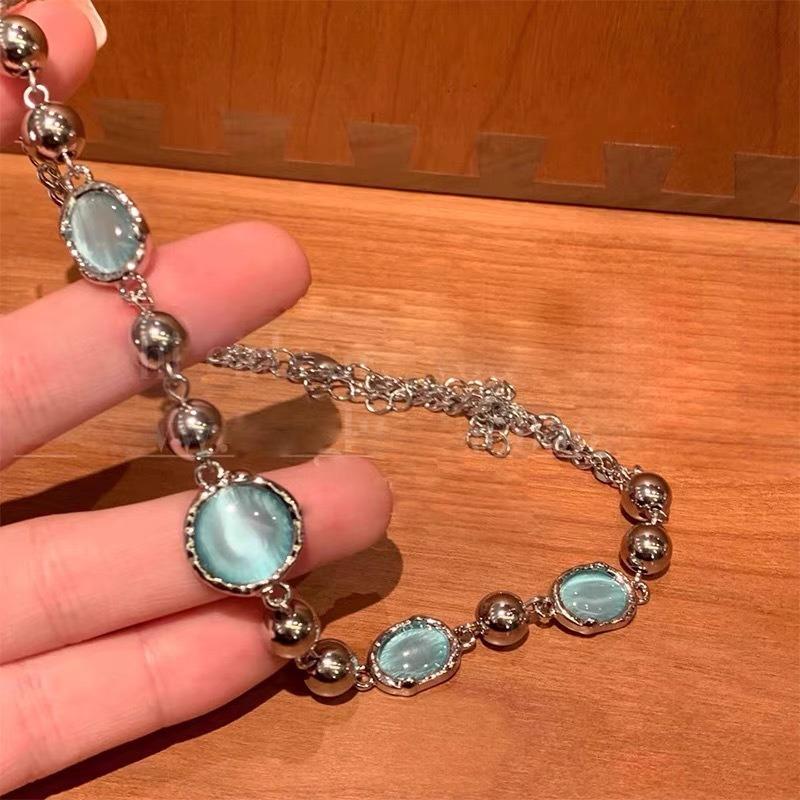 Hochwertige blaue Perlenkette für Damen - Schickes und cooles Design Schlüsselbein-Kette mit einzigartigem Anhänger