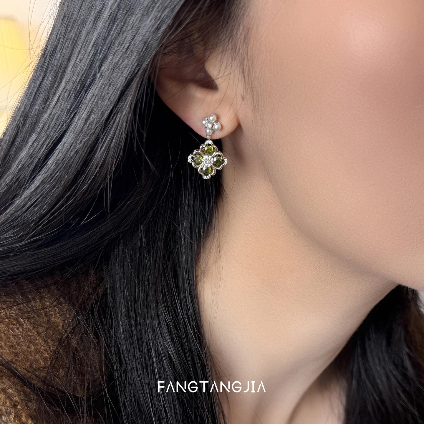 

Autumn and Winter Niche Four Leaf Flower Earrings 1 pair of earrings