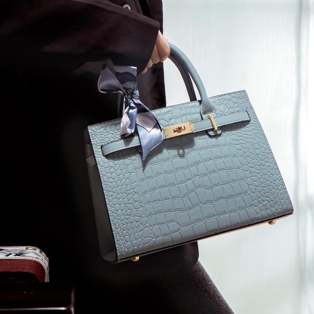 2024 Crocodile Pattern Handbags: Stylish, High-Quality Bags for Fashionable Middle-Aged Women