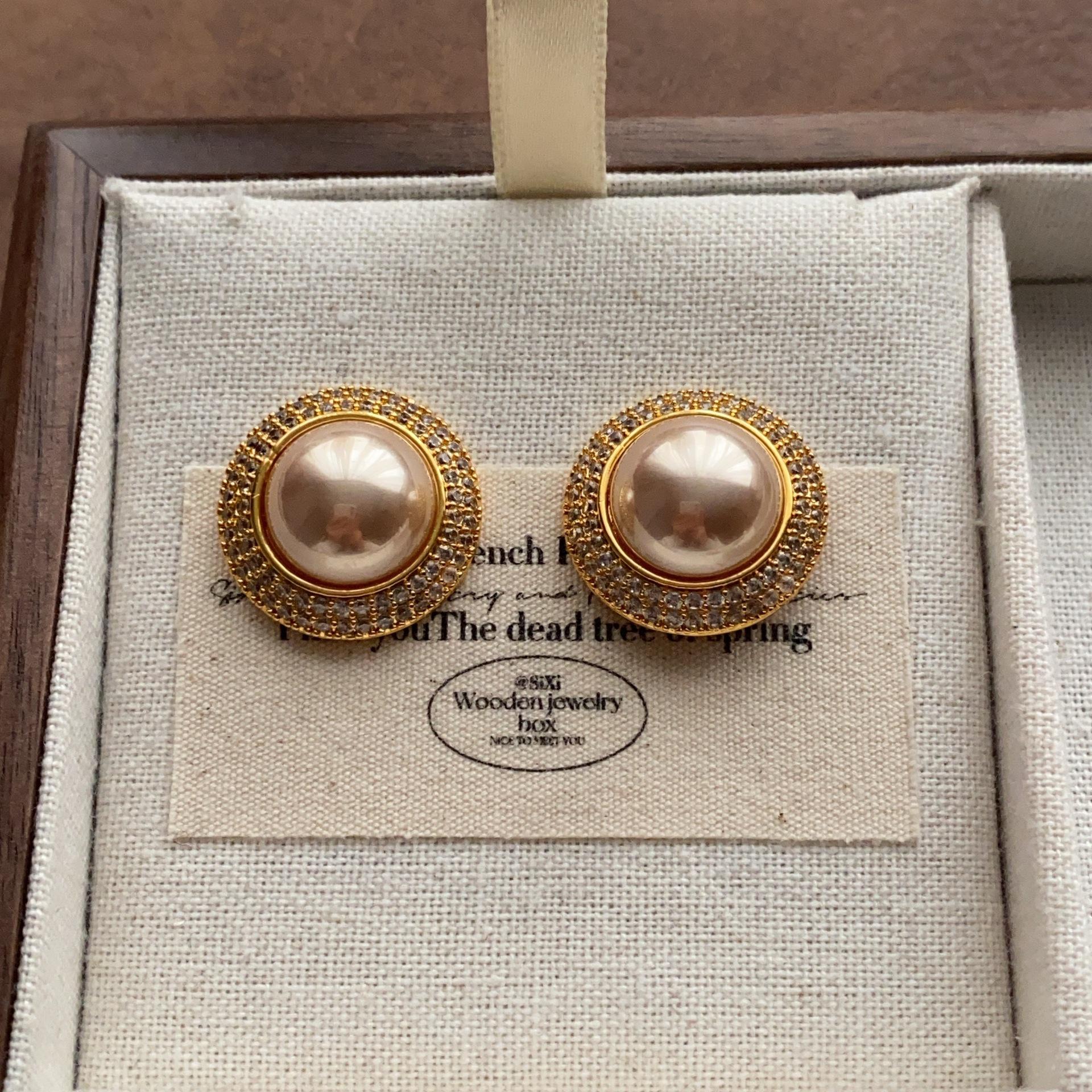 Fashion Treasure Bright Diamond Earrings Gorgeous Court Atmosphere Earrings Niche Light Luxury High-end Retro Exquisite Earrings