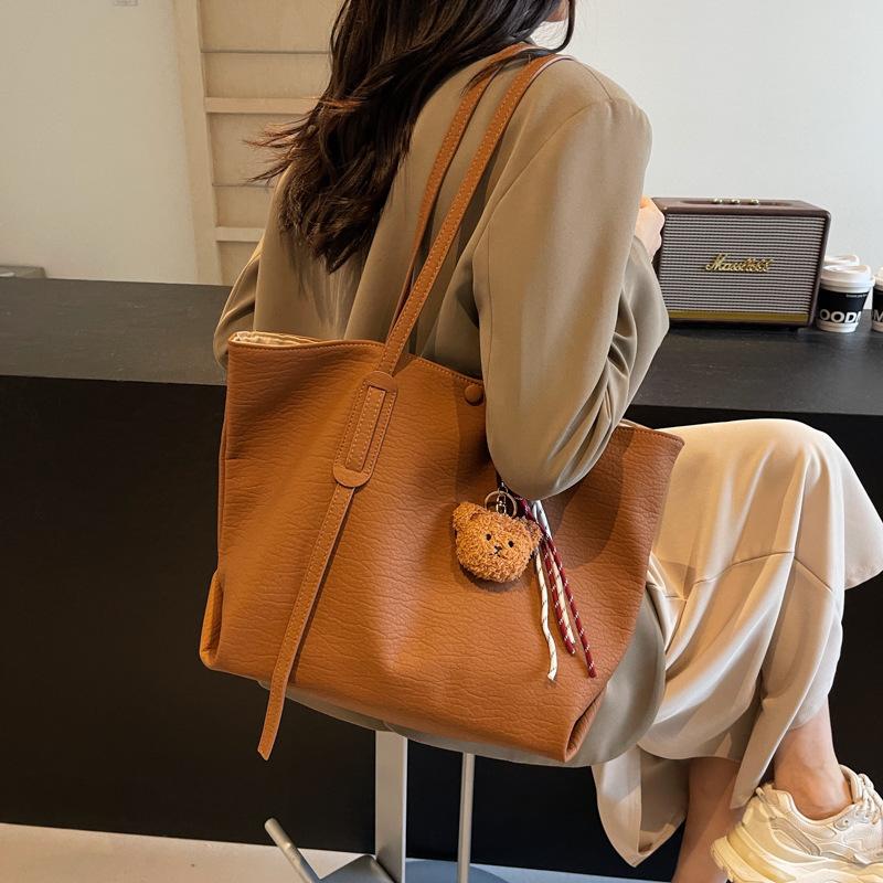

Large capacity underarm bag women s 2024 new autumn and winter retro shoulder bag high-end versatile tote bag коричневий