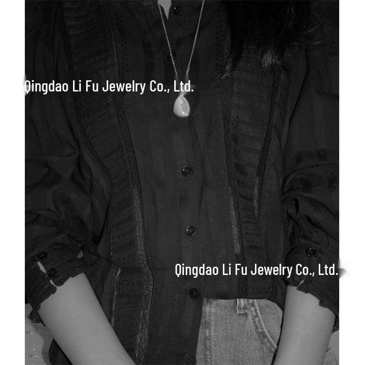 Tropfenförmige Halskette im französischen Stil aus 925er Sterlingsilber mit Naturstein aus weißem Muschelkalk