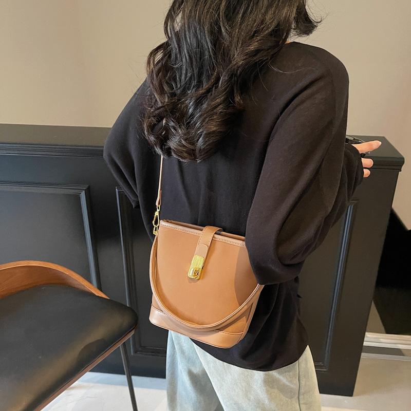 Simple women's shoulder large-capacity bag women's 2025 popular new trendy fashion solid color versatile shoulder bucket bag