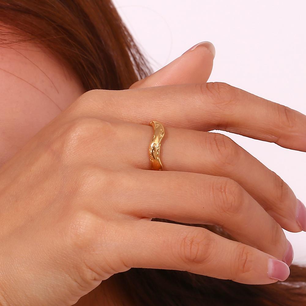Minimalist Wave Shaped Women's Ring with Simple Line Design, Versatile and Stylish Jewelry Ring for Daily Use.
