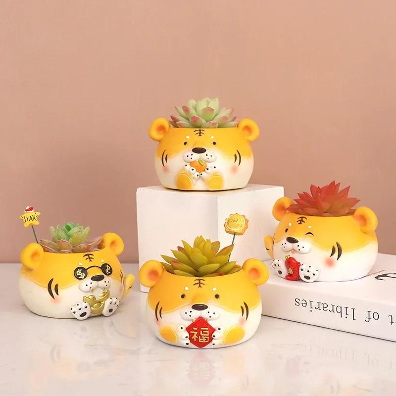 Cute Tiger Small Plant Pot Resin Succulent Planter for Home Office Desk Decor Mini Ornament Fairy Garden Decorative Flowerpot